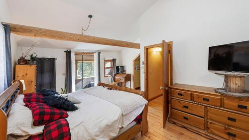 15-7080 Glenfir Road, Naramata, BC - Indoor Photo Showing Bedroom