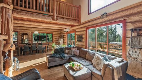 15-7080 Glenfir Road, Naramata, BC - Indoor Photo Showing Living Room