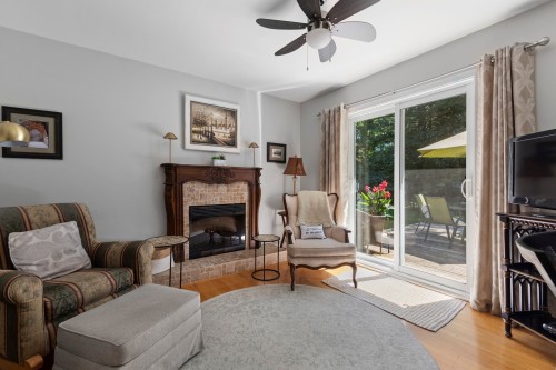 Salle familiale - 95 Rue Maple, Hudson, QC - Indoor Photo Showing Living Room With Fireplace