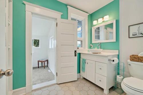 88 Martin Ave, Winnipeg, MB - Indoor Photo Showing Bathroom