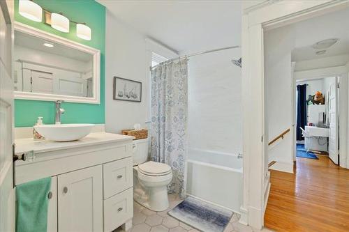 88 Martin Ave, Winnipeg, MB - Indoor Photo Showing Bathroom
