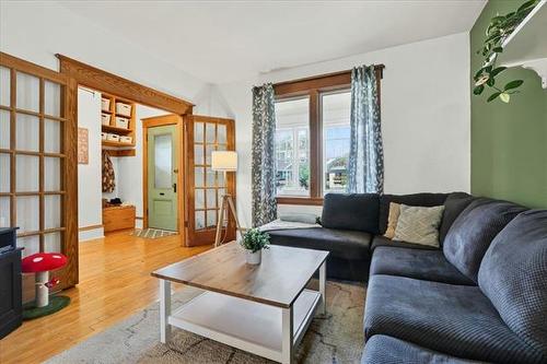 88 Martin Ave, Winnipeg, MB - Indoor Photo Showing Living Room