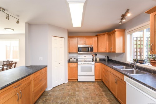 1272 Crown Pl, Comox, BC 