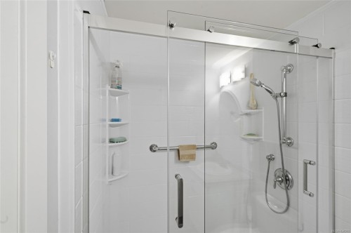 #207-4971 Songbird Pl, Nanaimo, BC - Indoor Photo Showing Bathroom