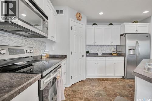 118 Meadowlark Park, Warman, SK - Indoor Photo Showing Kitchen With Upgraded Kitchen
