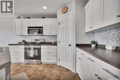 118 Meadowlark Park, Warman, SK - Indoor Photo Showing Kitchen With Upgraded Kitchen
