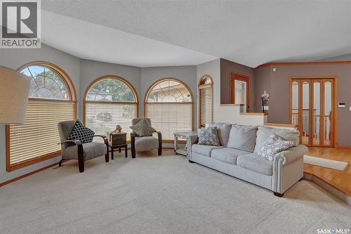 3210 Peyson Bay E, Regina, SK - Indoor Photo Showing Living Room
