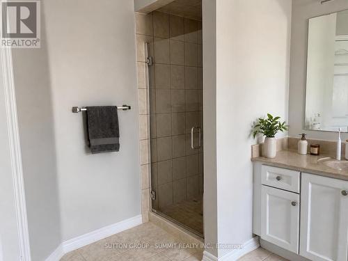 910 Knotty Pine Grove, Mississauga, ON - Indoor Photo Showing Bathroom