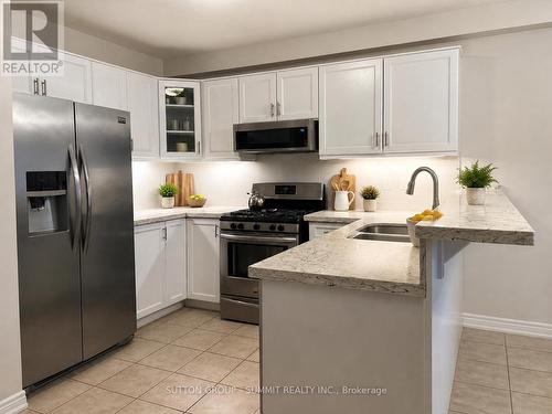 910 Knotty Pine Grove, Mississauga, ON - Indoor Photo Showing Kitchen With Stainless Steel Kitchen With Double Sink With Upgraded Kitchen