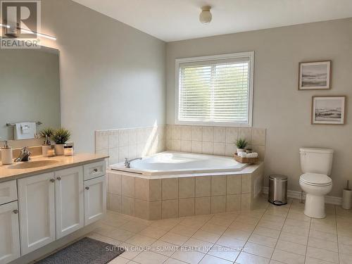 910 Knotty Pine Grove, Mississauga, ON - Indoor Photo Showing Bathroom