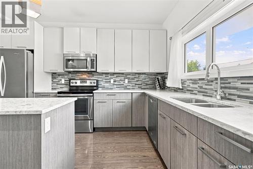 1035 3Rd Street E, Saskatoon, SK - Indoor Photo Showing Kitchen With Stainless Steel Kitchen With Double Sink With Upgraded Kitchen