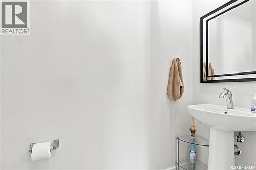 1035 3Rd Street E, Saskatoon, SK - Indoor Photo Showing Bathroom
