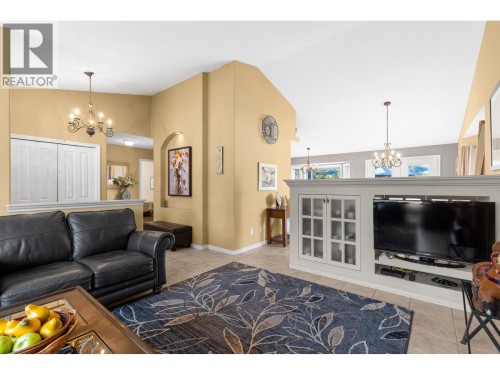 4000 Gallaghers Terrace, Kelowna, BC - Indoor Photo Showing Living Room
