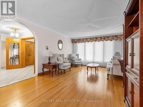 370 MAPLE LEAF DRIVE , Toronto, Ontario M6L 1P6 4