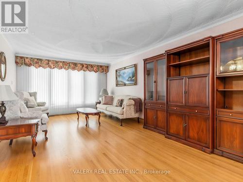 370 MAPLE LEAF DRIVE , Toronto, Ontario M6L 1P6 5
