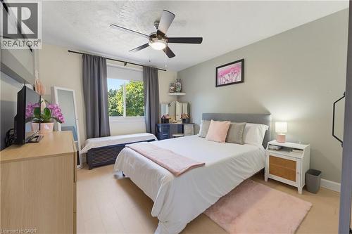 164 Hanover Place, Hamilton, ON - Indoor Photo Showing Bedroom