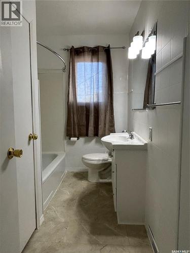 1706 2Nd Street, Estevan, SK - Indoor Photo Showing Bathroom