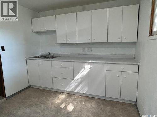 1706 2Nd Street, Estevan, SK - Indoor Photo Showing Kitchen With Double Sink