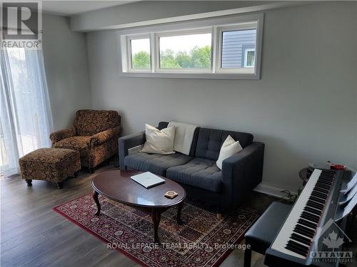 Imported from oreb - A - 225 Eldorado Private, Ottawa, ON - Indoor Photo Showing Living Room