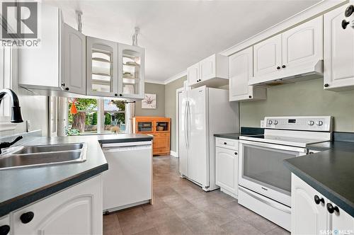 1502 Lorne Avenue, Saskatoon, SK - Indoor Photo Showing Kitchen With Double Sink