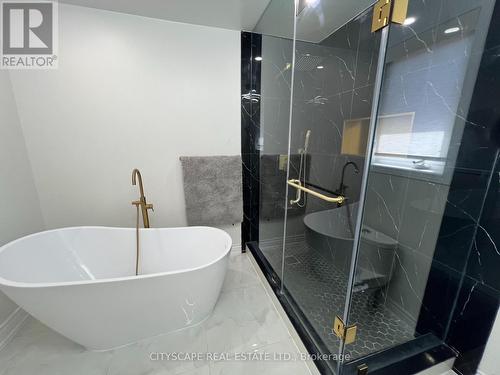 637 Dolly Bird Lane, Mississauga, ON - Indoor Photo Showing Bathroom