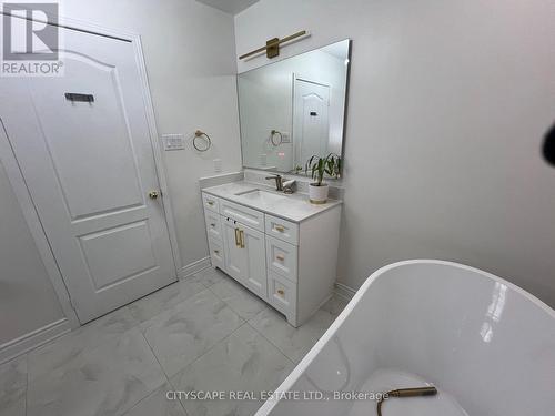 637 Dolly Bird Lane, Mississauga, ON - Indoor Photo Showing Bathroom