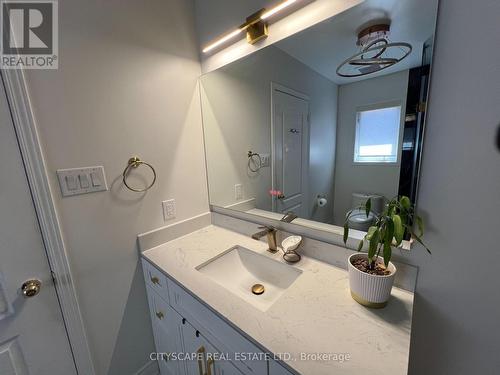 637 Dolly Bird Lane, Mississauga, ON - Indoor Photo Showing Bathroom
