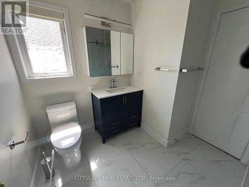 637 Dolly Bird Lane, Mississauga, ON - Indoor Photo Showing Bathroom