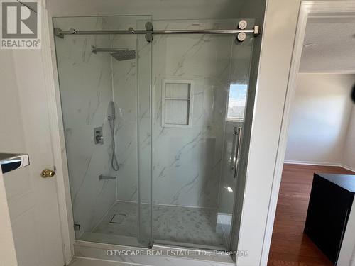 637 Dolly Bird Lane, Mississauga, ON - Indoor Photo Showing Bathroom