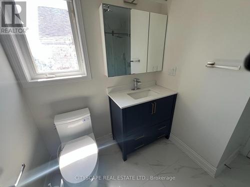 637 Dolly Bird Lane, Mississauga, ON - Indoor Photo Showing Bathroom