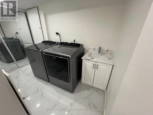 637 Dolly Bird Lane, Mississauga, ON - Indoor Photo Showing Laundry Room