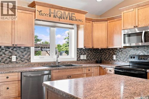 506 Antler Crescent, Warman, SK - Indoor Photo Showing Kitchen With Double Sink With Upgraded Kitchen