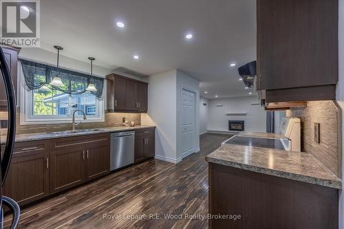 6 Highland Drive, Tillsonburg, ON - Indoor Photo Showing Kitchen With Double Sink