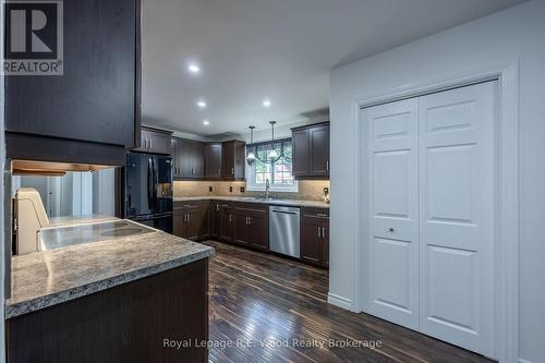 6 Highland Drive, Tillsonburg, ON - Indoor Photo Showing Kitchen With Double Sink
