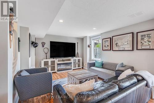 44 Millcliff Circle, Aurora, ON - Indoor Photo Showing Living Room