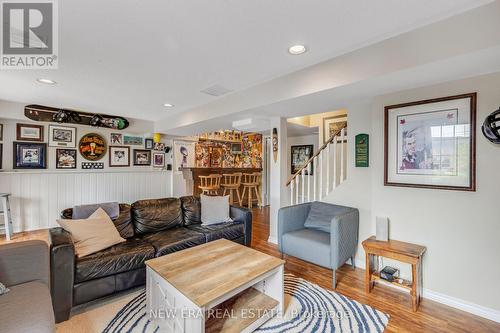 44 Millcliff Circle, Aurora, ON - Indoor Photo Showing Living Room