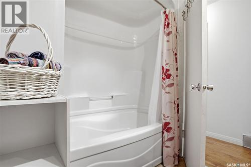 60 Krivel Crescent, Regina, SK - Indoor Photo Showing Bathroom