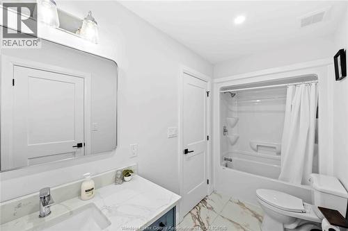 1019 Glidden, Windsor, ON - Indoor Photo Showing Bathroom