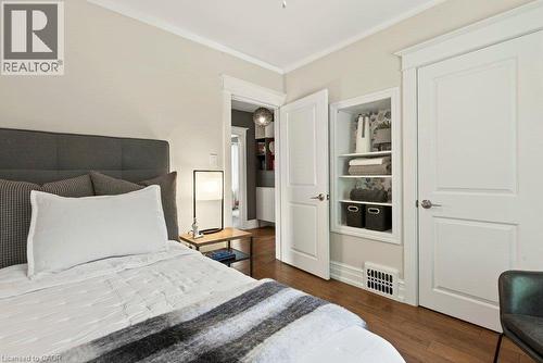 99 Hillcrest Avenue, Hamilton, ON - Indoor Photo Showing Bedroom