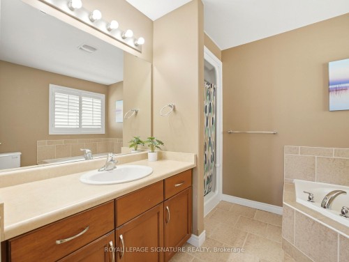 98 Willow Lane, Grimsby, ON - Indoor Photo Showing Bathroom