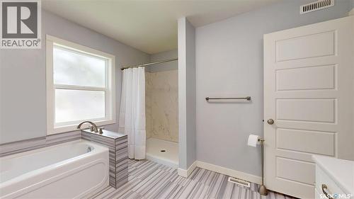 3231 Hill Avenue, Regina, SK - Indoor Photo Showing Bathroom