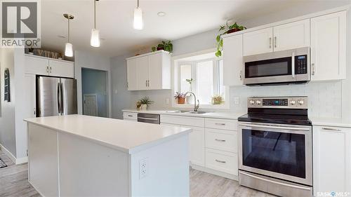 3231 Hill Avenue, Regina, SK - Indoor Photo Showing Kitchen With Upgraded Kitchen