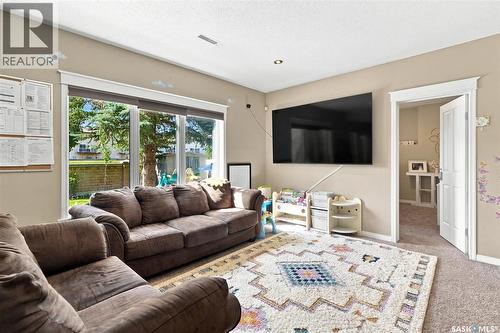 715 Bellmont Court, Saskatoon, SK - Indoor Photo Showing Living Room