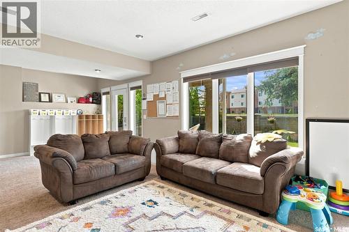 715 Bellmont Court, Saskatoon, SK - Indoor Photo Showing Living Room