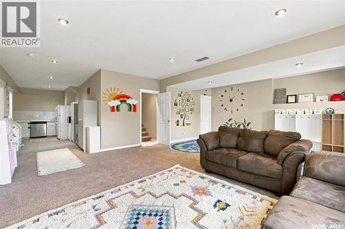 715 Bellmont Court, Saskatoon, SK - Indoor Photo Showing Living Room