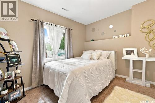 715 Bellmont Court, Saskatoon, SK - Indoor Photo Showing Bedroom