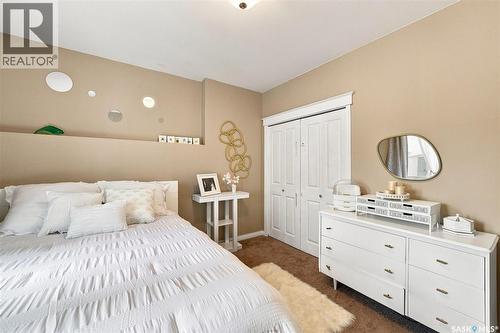 715 Bellmont Court, Saskatoon, SK - Indoor Photo Showing Bedroom