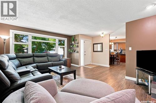 29 Everett Crescent, Regina, SK - Indoor Photo Showing Living Room
