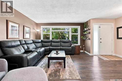 29 Everett Crescent, Regina, SK - Indoor Photo Showing Living Room