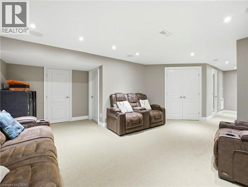 Spacious room with light-colored carpeting throughout - 98 Willow Lane, Grimsby, ON - Indoor